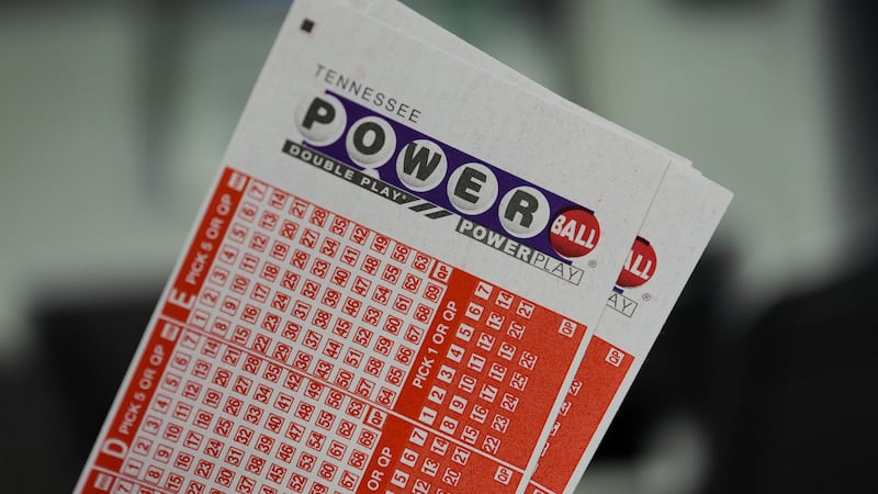 Unos boletos de la lotería Powerball en Nashville, Tennessee, el 29 de agosto del 2025. (AP...