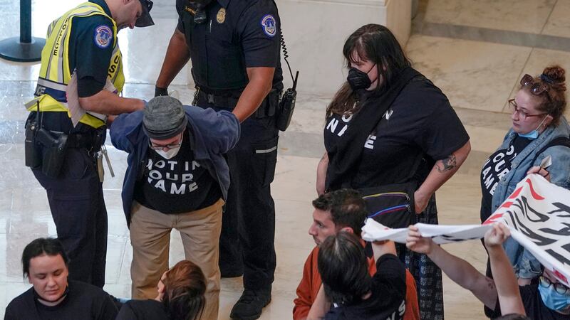 Más de 300 arrestados en protestas contra guerra Israel-Hamas en Capitolio en Washington