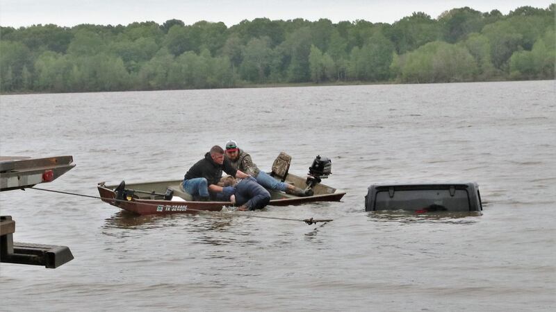 Una mujer fue rescatada de un jeep sumergido en Lake o' the Pines en el condado de Marion,...