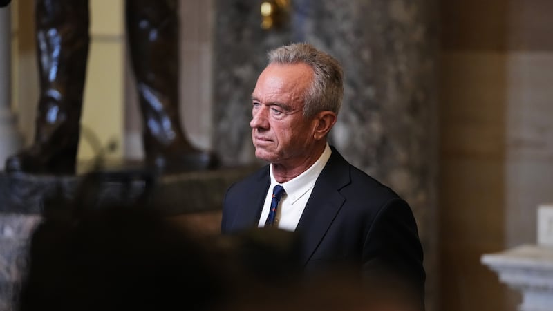 El secretario de Salud y Servicios Humanos Robert F. Kennedy Jr. se ve tras el discurso del...