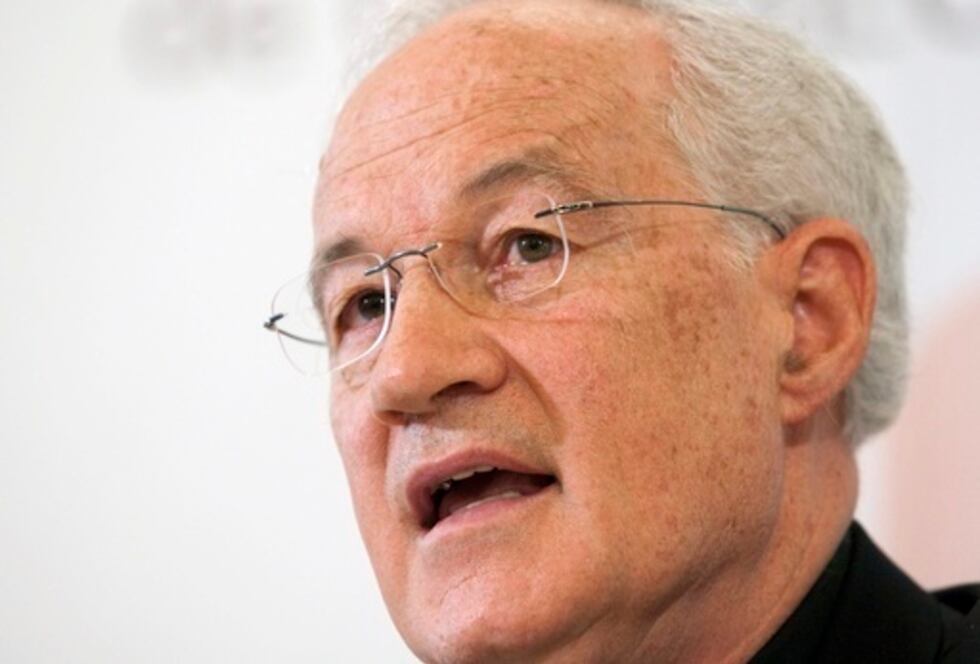 ARCHIVO - El cardenal canadiense Marc Ouellet responde a los medios en una conferencia de...