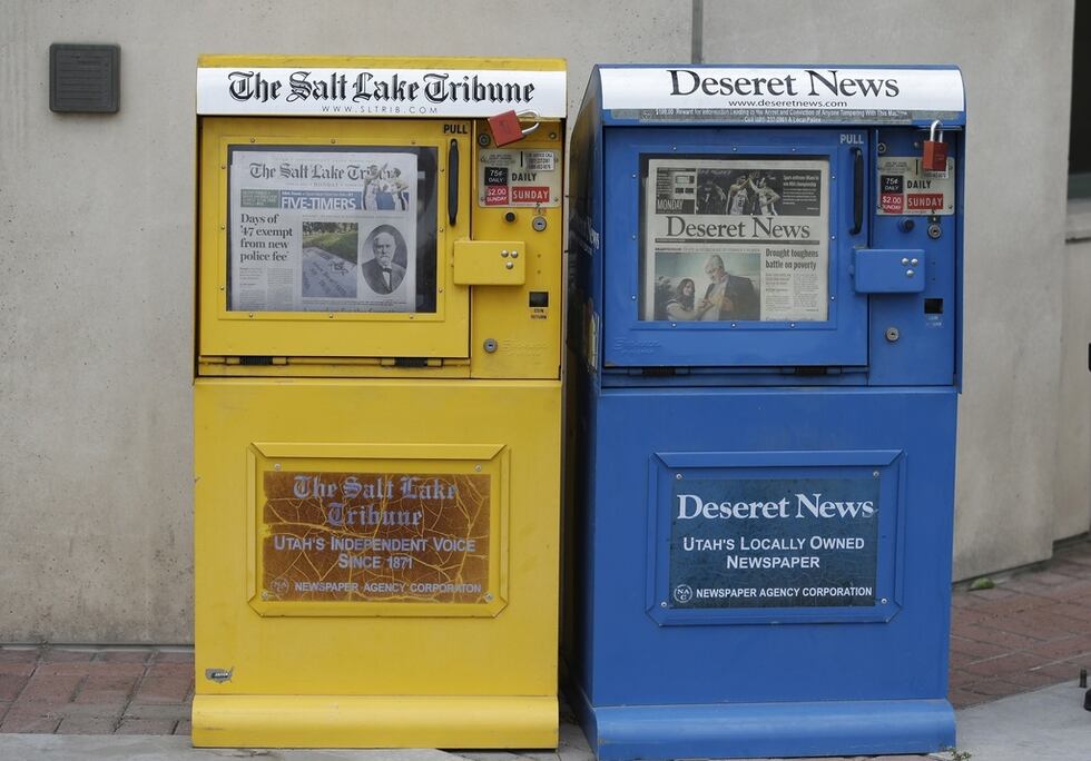 ARCHIVO - Esta fotografía muestra cajas de venta de los periódicos Salt Lake Tribune y Deseret...