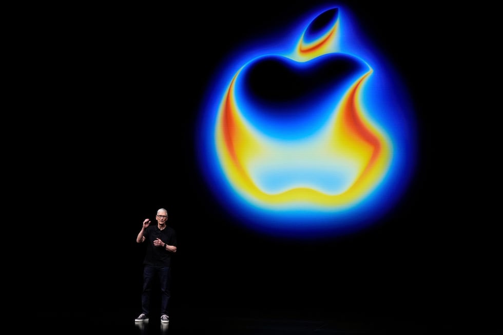 ARCHIVO - El director general de Apple, Tim Cook, habla en el escenario durante la...