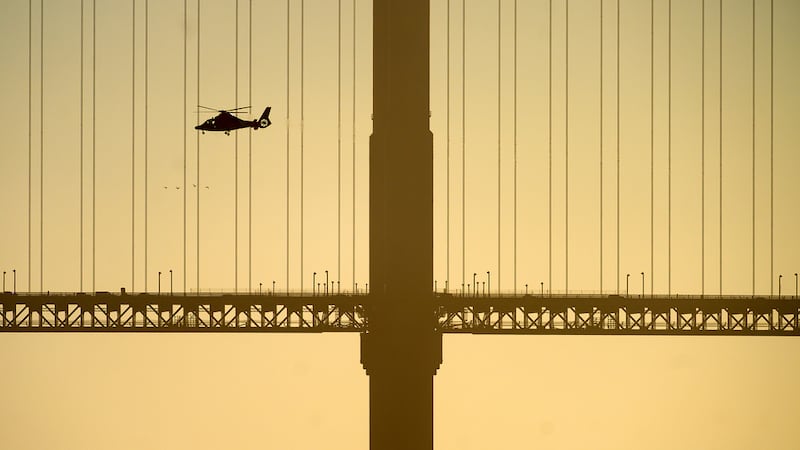 Un helicóptero vuela cerca del Puente Golden Gate al buscar a víctimas de un naufragio cerca...
