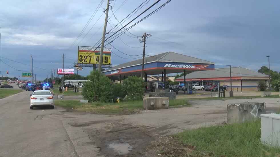 Las cámaras de WSFA 12 News captaron al menos seis patrullas y una ambulancia en Woodmere...