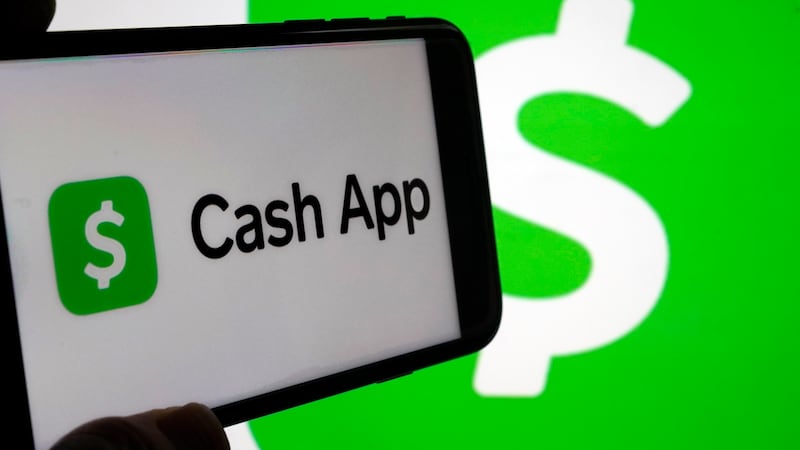Se observan logotipos de Cash App en la pantalla de un teléfono el 8 de septiembre de 2023 en...