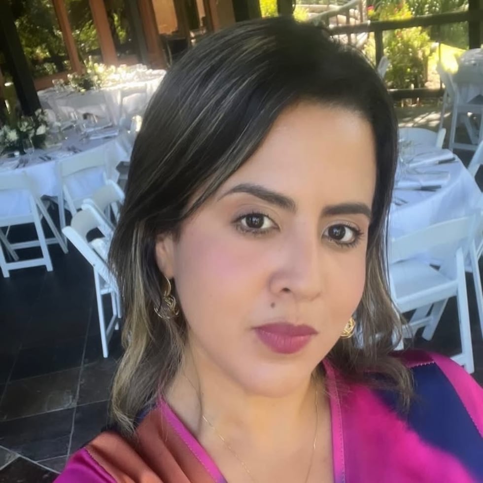 Reportera de Nashville detenida por agentes de ICE fuera de un gimnasio.