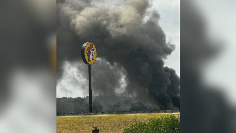El incendio se desató en el antiguo local de Buc-ee's en Luling, Texas, que fue construido en...