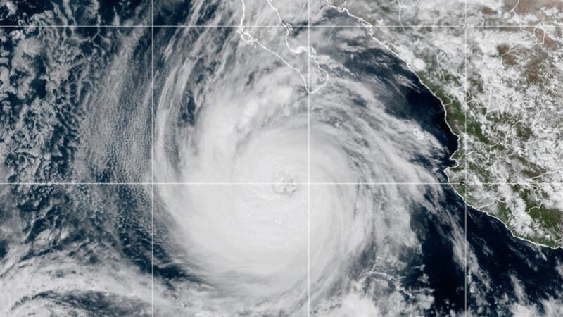 Esta imagen satelital de la NOAA tomada a la 1:00 p. m. EST del martes 7 de octubre de 2025...