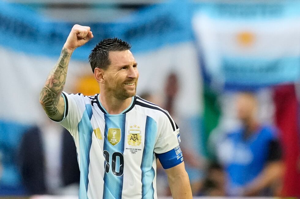Lionel Messi celebra tras marcar un gol para Argentina en el partido contra Cabo Verde en los...