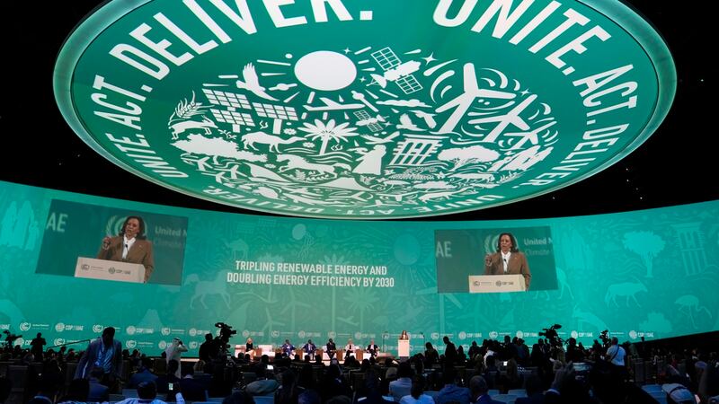 La vicepresidenta Kamala Harris habla en la Cumbre del Clima de la ONU COP28, el sábado 2 de...