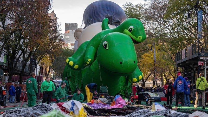Un globo gigante de Sinclair's Dina se ve en preparación para el Desfile del Día de Acción de...
