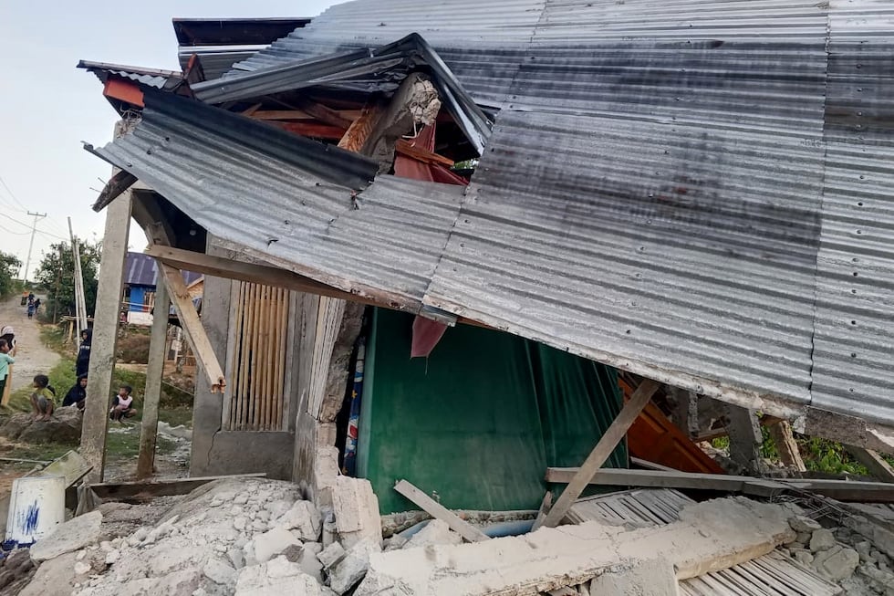 Una construcción yace en ruinas tras un terremoto el sábado 15 de agosto de 2026, en Manggarai...