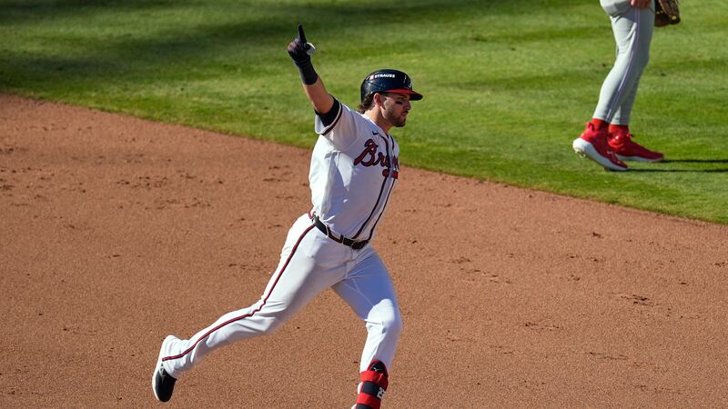 Austin Riley de los Bravos de Atlanta celebra su jonrón de tres carreras en la octava entrada...
