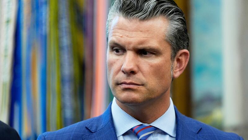 El secretario de Defensa estadounidense Pete Hegseth en la Oficina Oval en la Casa Blanca en...
