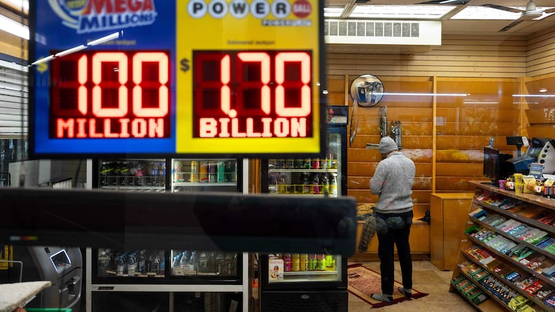 Una tienda de conveniencia muestra los premios grandes del Powerball y Mega Millions, el...