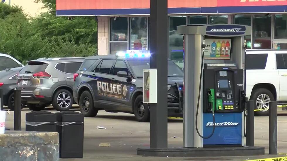 Las cámaras de WSFA 12 News captaron imágenes de varias unidades de la policía de Montgomery,...