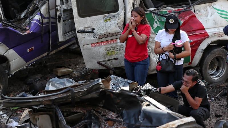 Familiares de víctimas en el lugar del atentado en Cajibio, Colombia, el 26 de abril del 2026....