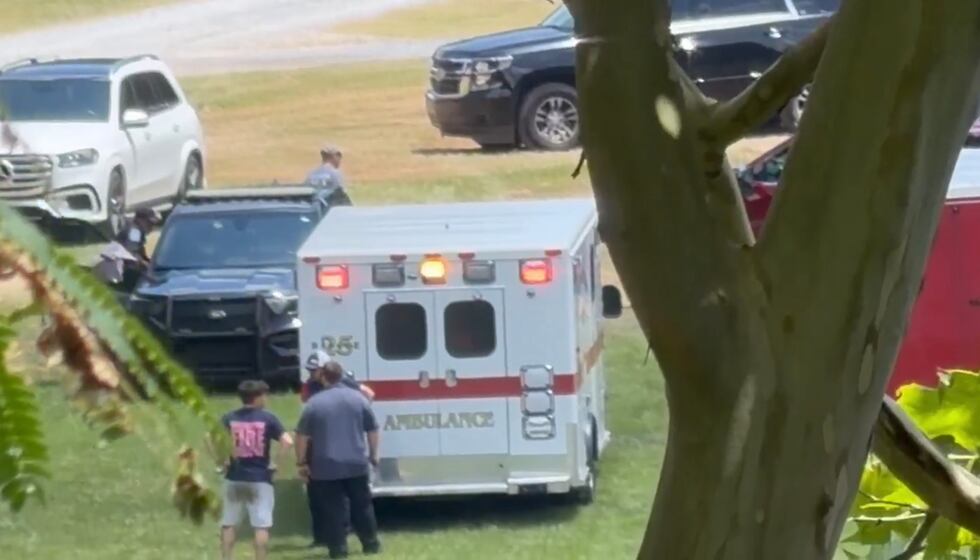Las unidades de policía y de rescate y bomberos de Millbrook acudieron alrededor de las 11:14...