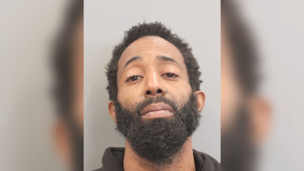 La policía afirma que Tony Earls, de 41 años, ha sido detenido y acusado de agresión con...