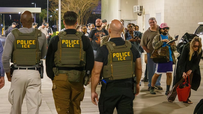 Agentes del Servicio de Inmigración y Control de Aduanas (ICE, por sus siglas en inglés)...