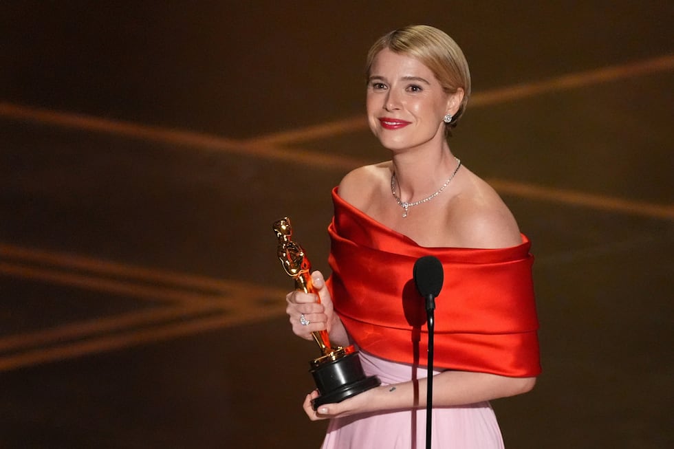 Jessie Buckley recibe el premio a la mejor actriz protagonista por "Hamnet" durante la...