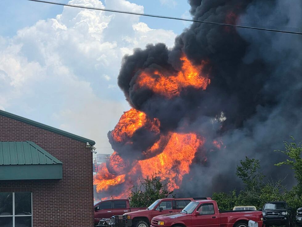 El sábado se observó un gran incendio tras la explosión de un camión cisterna, según la...