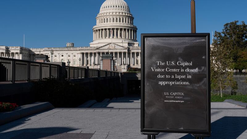 En la tercera semana del gobierno federal, un cartel indica a los turistas que no pueden...