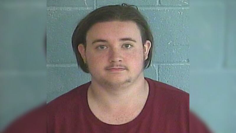 Adolescente de Tennessee fue acusado de asesinar a su madre, esconder el cuerpo e intentar...