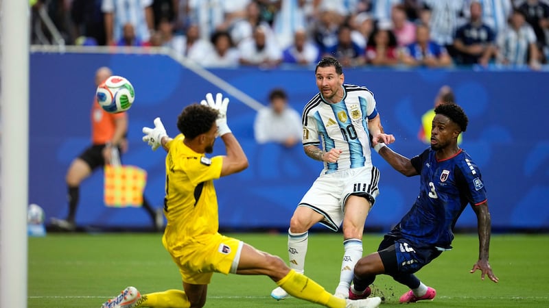 Lionel Messi marca un gol para Argentina en el partido contra Cabo Verde en los 16vos de final...