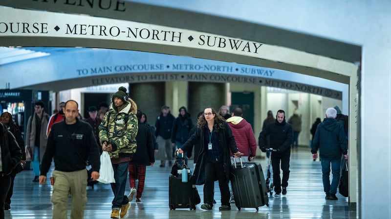 Viajeros buscan sus puertas en la estación Grand Central de Nueva York, el jueves 21 de...