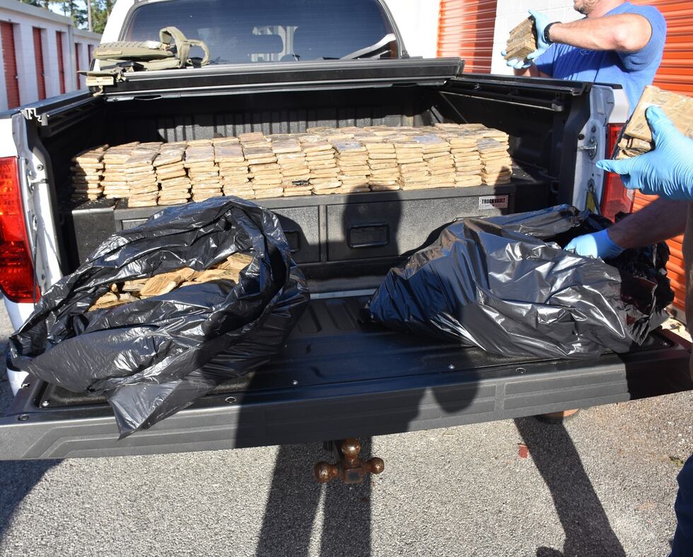 Acusan a hispano tras hallazgo de más de 300 libras de metanfetamina en una unidad de...