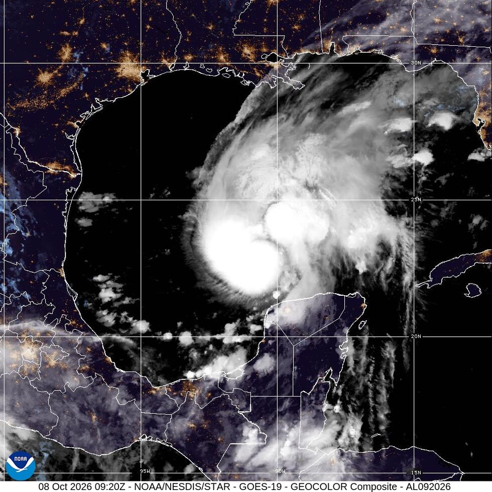 Esta imagen por satélite de la Oficina Nacional de Administración Oceánica y Atmosférica de...