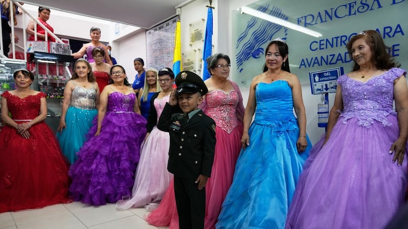 Un niño acompaña a Rosalba Casas, a la derecha, y a otras mujeres que nunca tuvieron una...