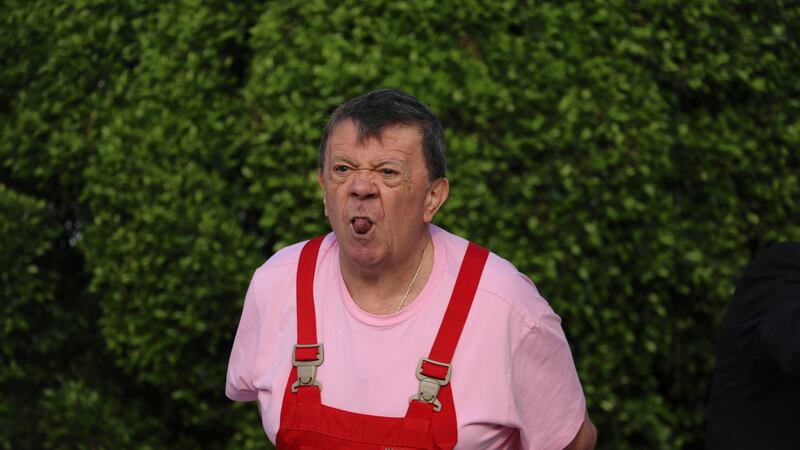 Xavier López "Chabelo" saca su lengua durante un evento del CRIT del Teletón en en...