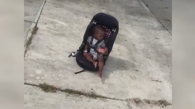 Jamichal Young, de 16 años, encontró a un niño de un año atado a una sillita de coche, a la...