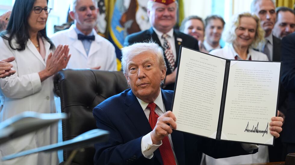 Trump firma orden ejecutiva para reclasificar la marihuana como una droga menos peligrosa en...