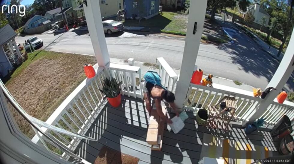 Mujer roba paquetes del porche de una casa en Atlanta