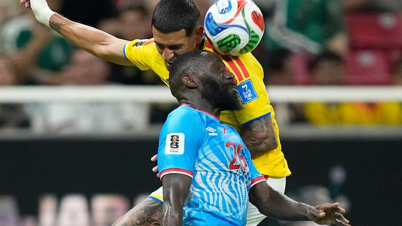 Arthur Masuaku, de República Democrática del Congo, disputa un balón con Daniel Muñoz, de...