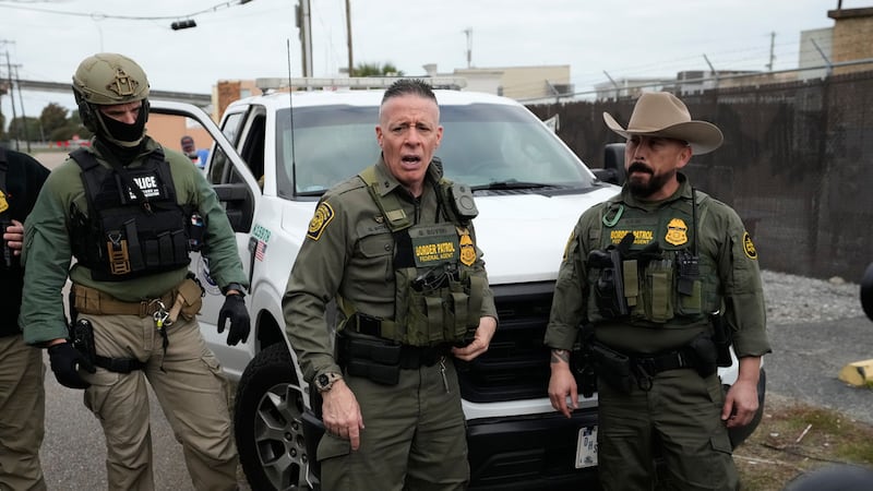 ARCHIVO - El comandante de la Patrulla Fronteriza, Gregory Bovino, habla con los medios en...