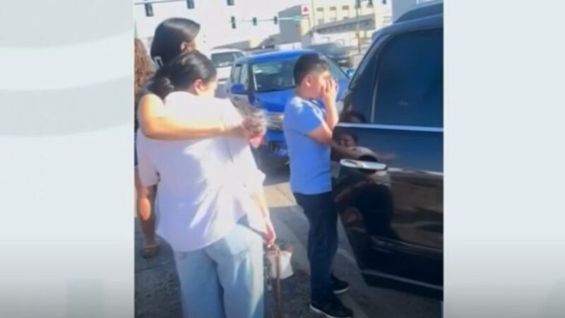 Denuncian que agentes federales dejaron a dos niños abandonados tras detener a sus padres.