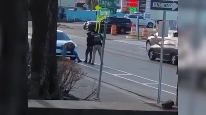 VIDEO: Reportan redada de inmigración en una lavandería y cerca de una iglesia cuando...