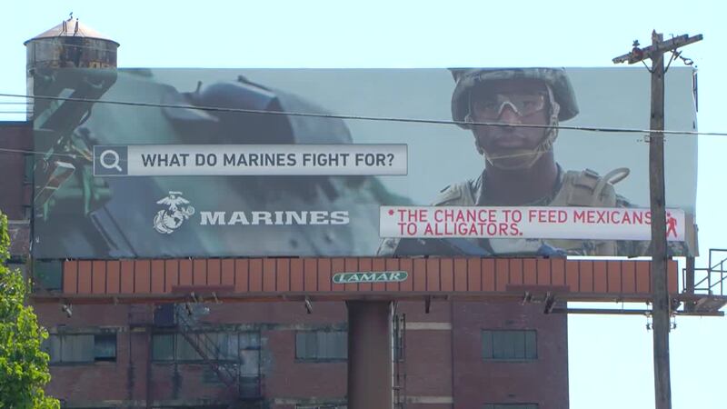 “La oportunidad de alimentar a los caimanes con mexicanos”, se lee en la valla publicitaria