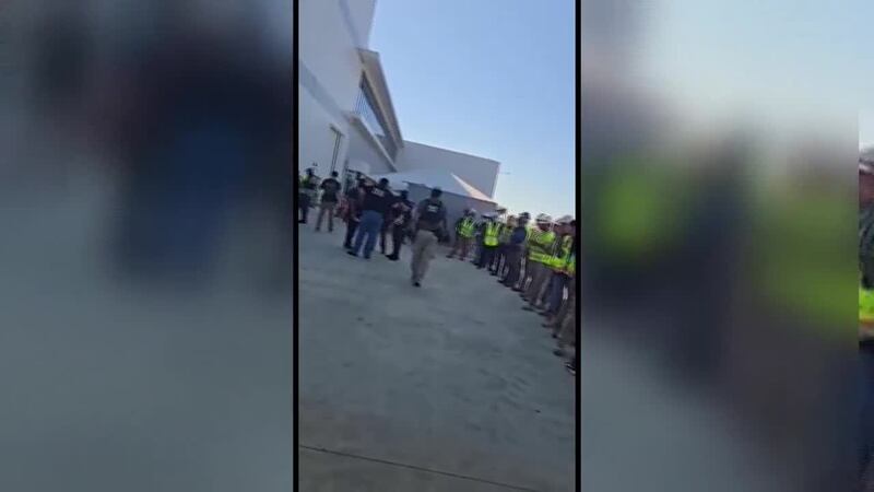 Al menos 450 detenidos en la redada de inmigración en una planta de Hyundai en Georgia.