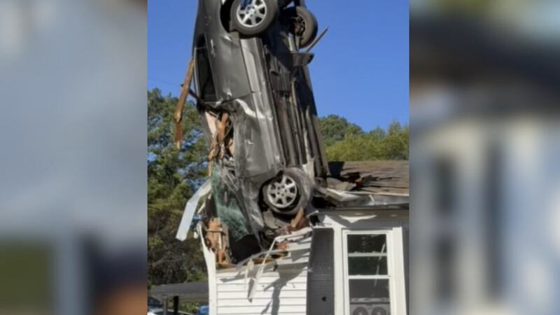 Joven hispana pierde control de su auto, vuela por los aires y termina en la recámara de una casa