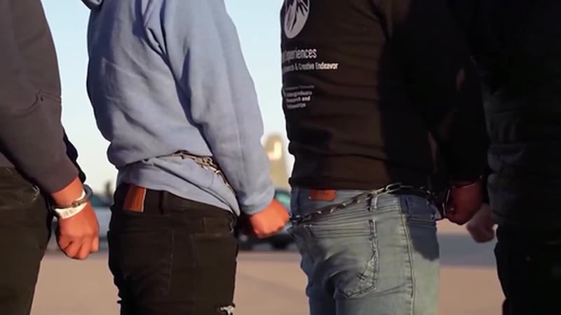 Secretaria de Seguridad Nacional anuncia que triplicarán el incentivo para que inmigrantes se...